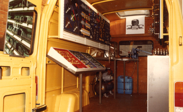 Interieur Teesing verkoop- en demonstratiebus in de jaren 1980.