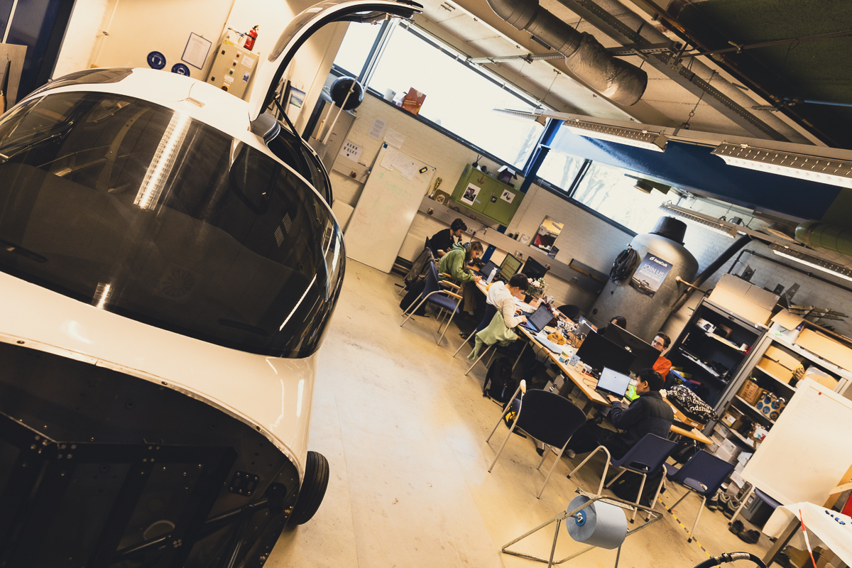 Foto: een van de ontwikkelingsruimtes van AeroDelft. Met op de voorgrond een deels gemonteerd prototype vliegtuig op waterstof.