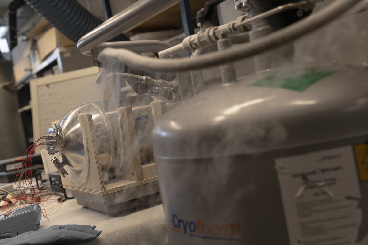 Foto: het cryogene vloeibare waterstof systeem in testopstelling.