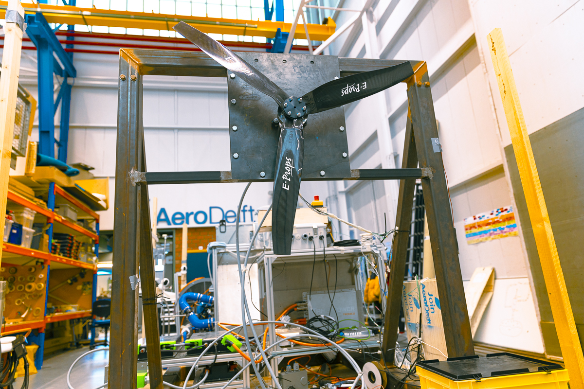 Foto: testopstelling van AeroDelft met een elektrisch aangedreven propellor waarbij de elektromotor wordt gevoed vanuit een waterstof stack. Deze testopstelling werkt (nog) met gasvormige waterstof.